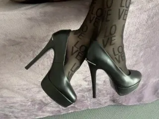 High Heels & Tight Pantyhose Action!