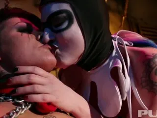 Harley Quinn Fucks Pussies