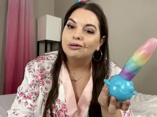 Sydney Screams: BBW MILF Reviews New Fantasy Dildo