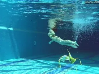 Nicole Pearl Underwater Shake & Twerk MILF