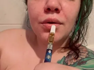 Amateur BBW Vapes & Strips Down