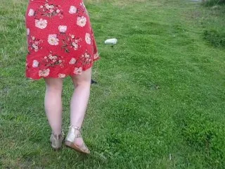 Alice Outdoor Pee Squats (Custom Video) - XXX