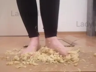 Ladyleyla: Barefoot Crushing & Stocking Talk (Pasta Spit)