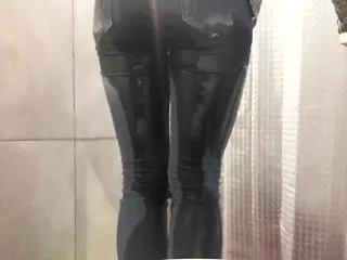 Desperate Pee in Pink High Heels - Jeans Action