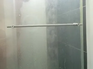 Bañándose y Orinandose en Ducha