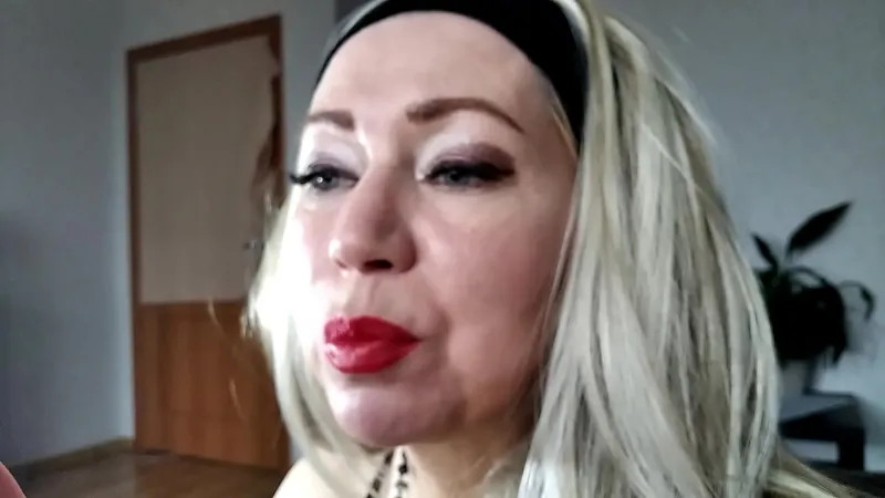 AimeeParadise's Spectacular Deepthroat Blowjob - Makeup Closeup