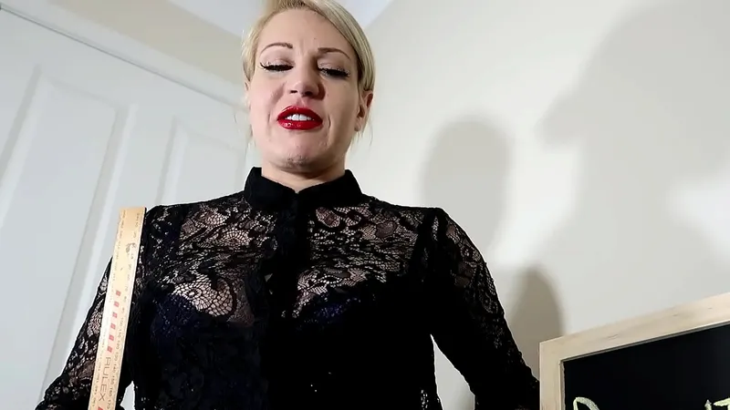 Femdom Smoking Spanking Humiliation (JessieLeePierce)
