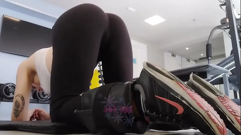 Blonde Gym Exhibitionist Shows Off Hardcore