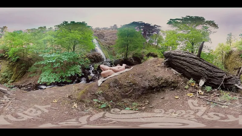 Amateur Brunette MILF Outdoor VR Orgasm