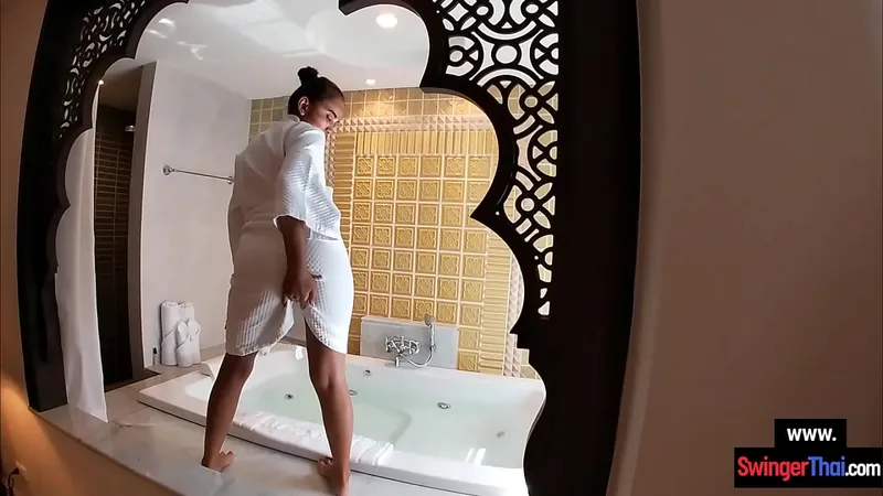 Amateur Thai Girlfriend Takes Big Cock After Dancing
