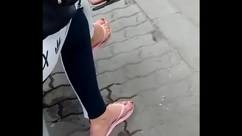 HD Amateur Foot Fetish - Candid Flip-Flop Action