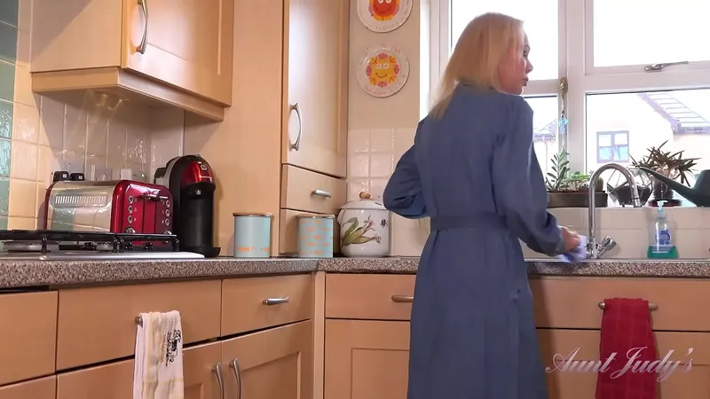 Francesca's Kitchen Masturbation - 49yo MILF