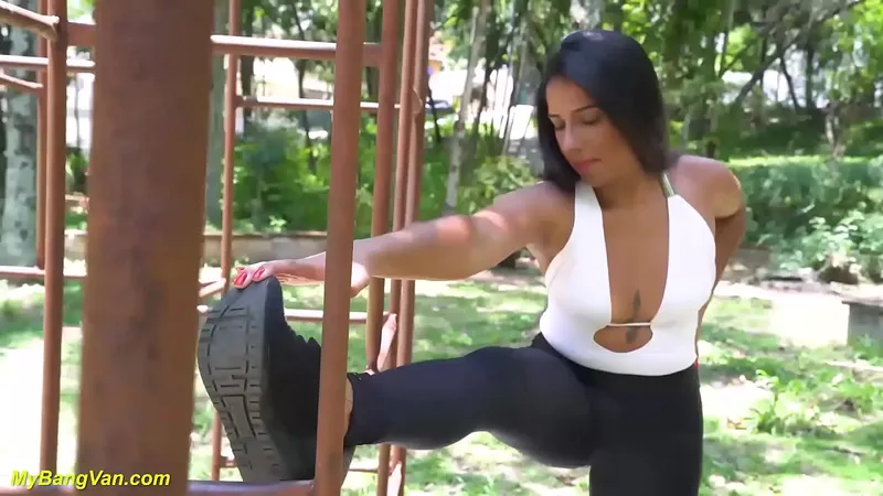 Black Milf Flexes Bubbly Booty in Spandex, Rough Anal Extreme