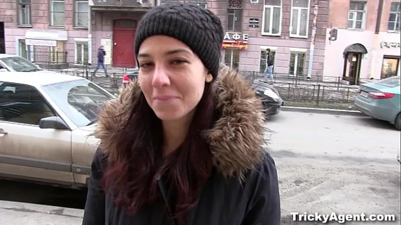 Tricky Agent: Moaning Chick - Raw Action