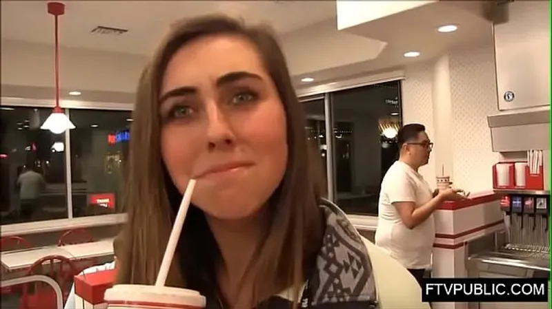 Public Flash Seven Eleven - Cute Girl Stuns