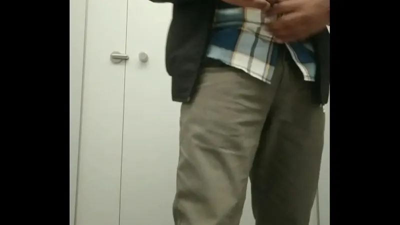 Horny Bangalore Guy Cums & Pees Nude in Mall Bathroom