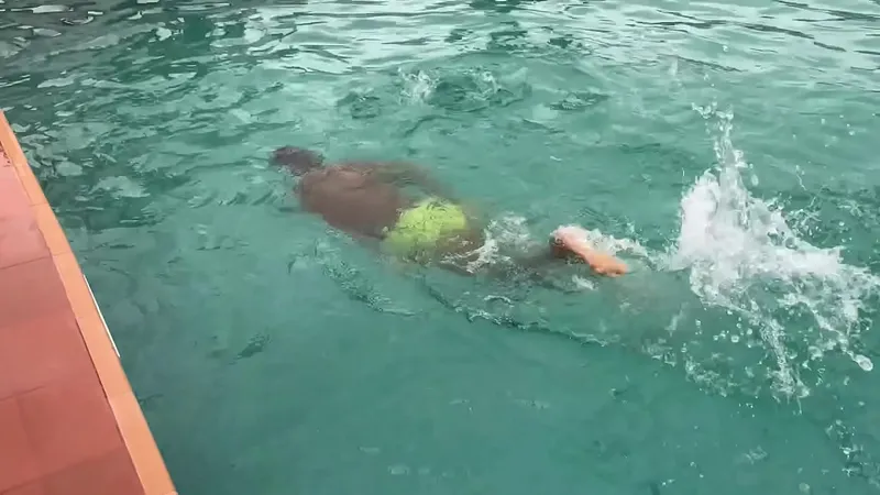 Poolside Fuck Fest with Plump Vixen to Cumshot