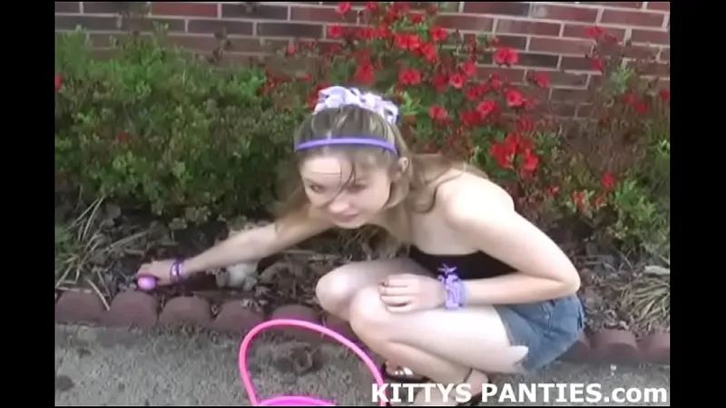 Public Flash: Kitty's Sexy Undies Show