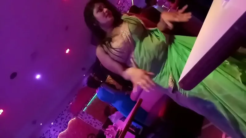 Desi Lady Strips at Mumbai Dancebar