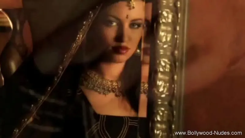 Dancing Beauty Strips Down, Reveals Seductive Body