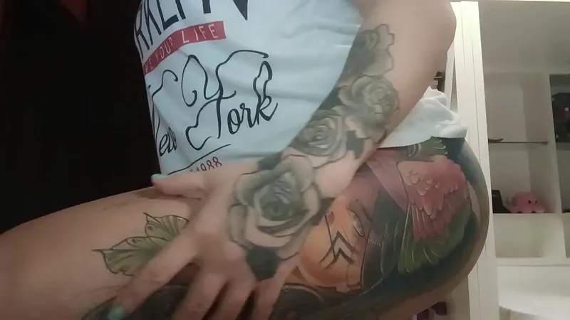 Tattooed Vixen Flashes Ass on Webcam!