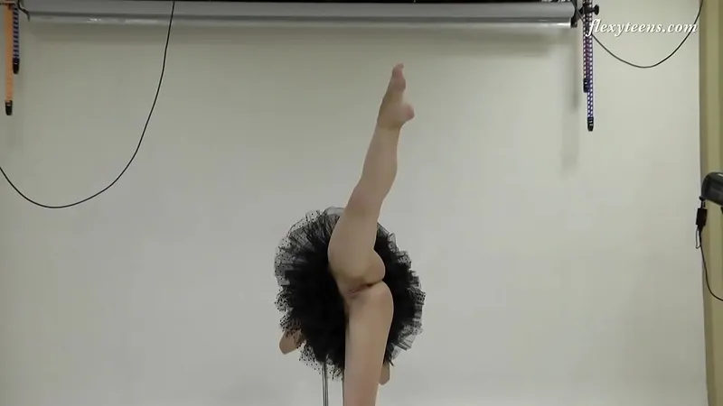 Russian Brunette Acrobatic Porn - Legs Flexed