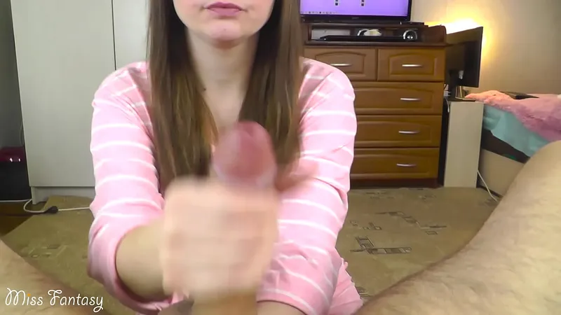 Glasses Cutie's Wild Sperma Blowjob & Handjob