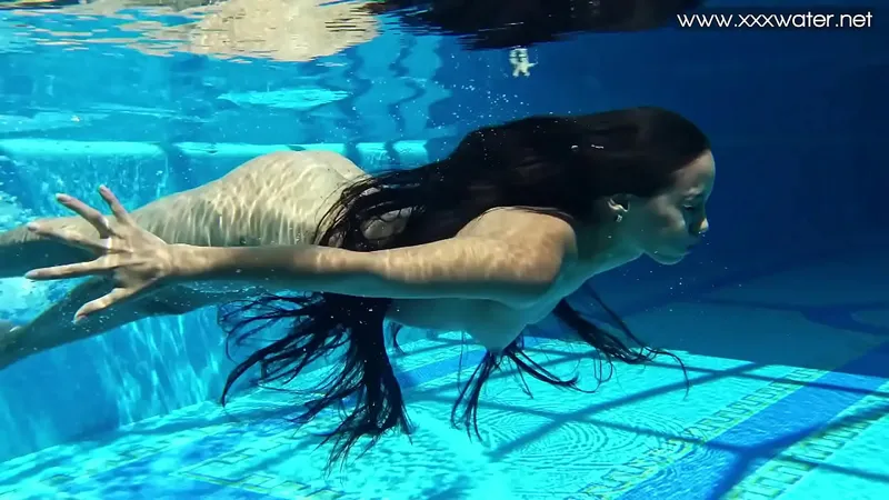 Andreina De Luxe - Beautiful Colombian Naked Swimming