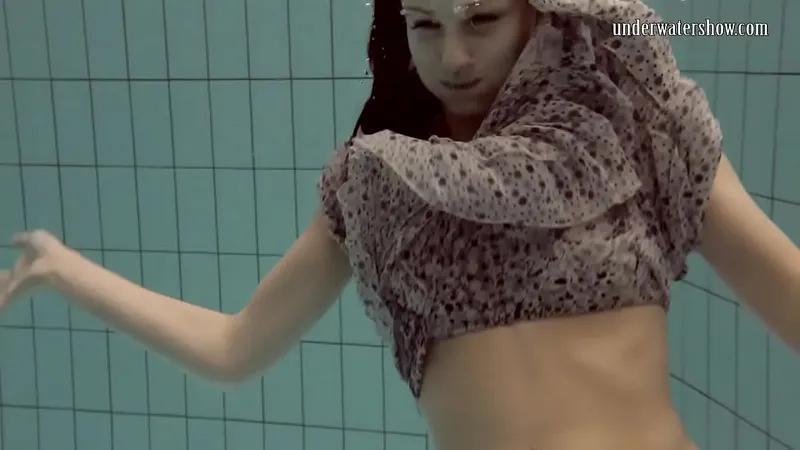 Loris Licicia - Perfect Poolside Babe Action