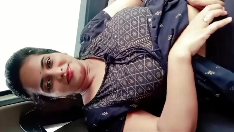 Indian Desi Mumbai Whore Finger-Fucks Herself