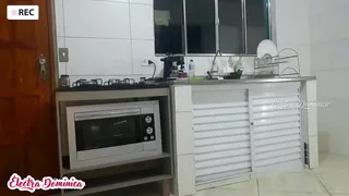 My step cousin cleaning the house is wonderful, I go crazy, I can't resist