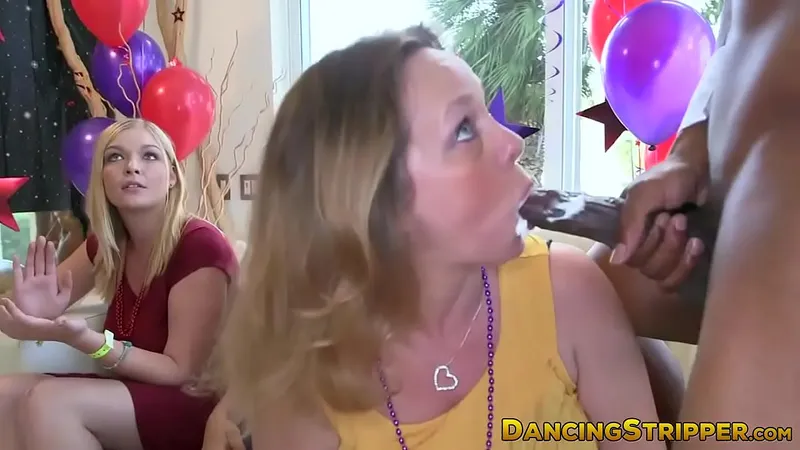 Girls Party: Amateurs Suck Cocks