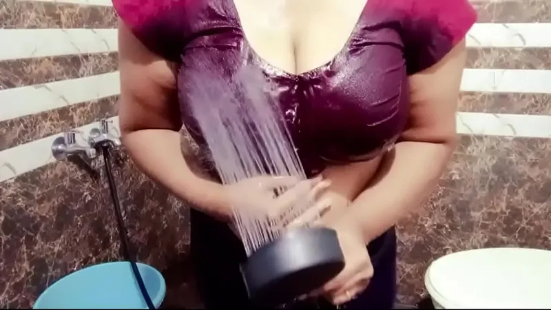 Hot Desi Indian Bhabhi Exposed Bathing