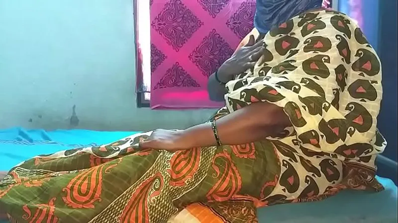 Mature North Indian Desi Gal Exposes Boobs, Ass & Pussy on Cam