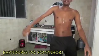 porn ACTOR making dinner