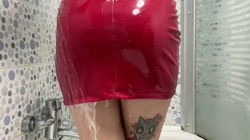 Mistress in Rubber Fetish Waterplay