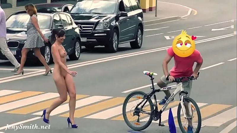 Jeny Strips in Public - Hidden Cam Footage