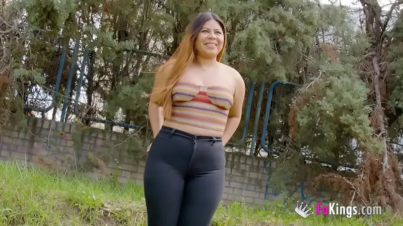 Yiyi's Neighborhood Reign: Exposes Herself!
