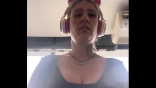 Training at the gym, I sweated a lot and I sat down and took out my breasts to e in so much sweat!