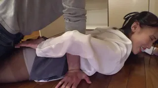 Lust to see the unprotected pita bread butt of the female employee in charge at the preview of the real estate agent! Good thing that no one is there, I can't control my sexual desire and cum inside me