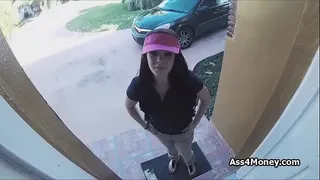 Pizza delivery babe sucks cock for extra cash
