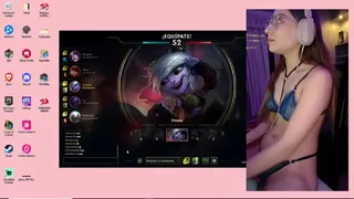 Martina, the girl who streams naked play lol