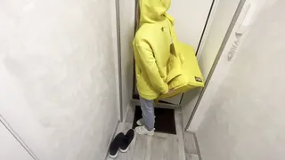 Hard fucking a food delivery girl in a young pussy on the couch