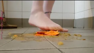Foot play in pantyhose with fruit