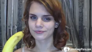Brunette babes show's her sucking skills on banana
