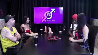 Two hot girls kiss leaving him with a hard dick ready to receive a blowjob - Jefao Oficial and Karen Oliver (Casal Porra Loka)