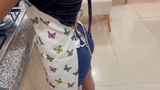 I take advantage of the fact that there is no one at home to fuck my cute stepsister hard in the kitchen and cum in her ass