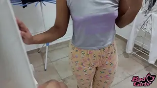 My stepmother and I are alone at home, I watch her picking up the clothes until she discovers me, a hot conversation, I end up convincing her and I fuck her