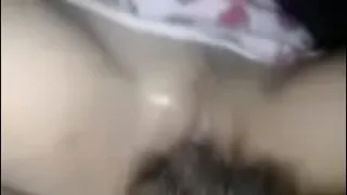 Spreading the student girl's pussy, using his cock to fuck her clit until the cum fills her pussy hole. It's so lickable. Seeing it makes your cock hard without stopping.