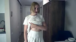 This girl knows how to seduce. Masturbation on the balcony